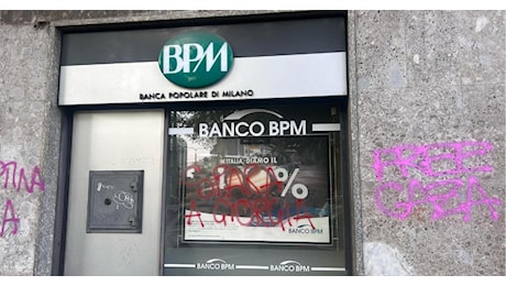 Milano, in migliaia al corteo pro-Palestina. Scritta sulla vetrina di una banca: Spara a Giorgia