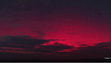 Vieste, lo spettacolo dell'aurora: il cielo notturno si tinge di rosso. Un fenomeno raro, ma si potrà ripetere a breve