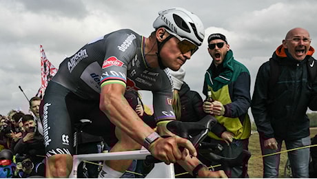 Mathieu Van der Poel vince la Parigi-Roubaix e ottiene il terzo successo consecutivo
