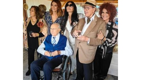 Ninni Pingitore compie 90 anni: alla festa di compleanno anche Pippo Baudo, sulla sedia a rotelle