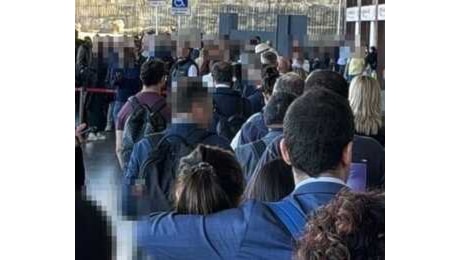 Sciopero a Roma, metro chiuse. Tutti in fila per i taxi (che non ci sono)