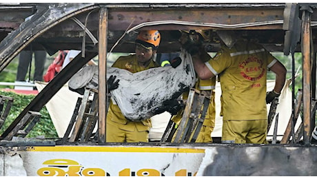 Incendio sullo scuolabus, morti 22 bambini e 3 insegnanti: la strage in Thailandia