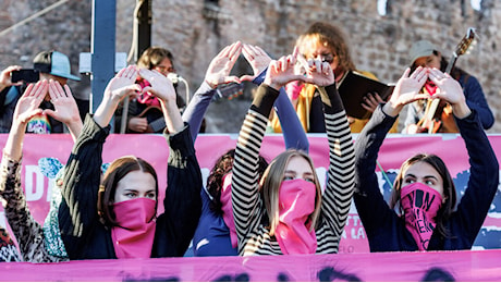 In migliaia contro la violenza sulle donne: Disarmiamo il patriarcato. Bruciata la foto di Valditara