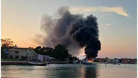 Esplosione a Venezia, due barche turistiche in fiamme a Murano: colonna di fumo altissima, odore forte