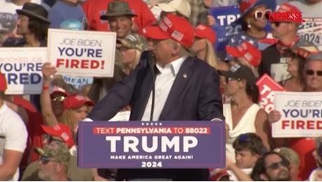 VIDEO Spari contro Donald Trump a un comizio in Pennsylvania, il momento in cui viene colpito