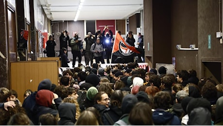 Scontri alla Sapienza, slogan anni Settanta e blitz dei Collettivi studenteschi nella facoltà di Economia: «Camerati, dove siete?»