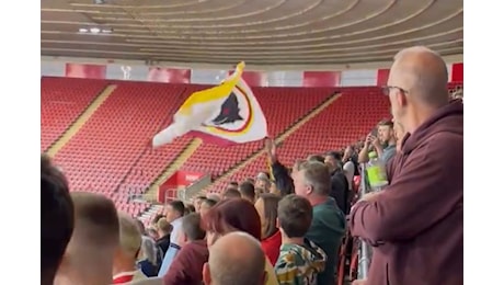 VIDEO - Sorpresa in Southampton-Lazio: spunta una bandiera della Roma sugli spalti