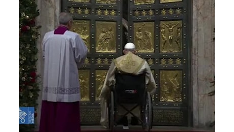 Il Papa in sedia a rotelle apre la Porta Santa e dà inizio a Giubileo