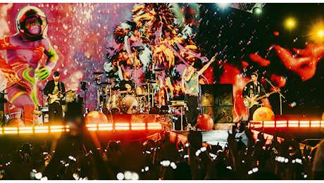 Coldplay all’Olimpico, una marea arcobaleno in fila dalla sera prima. A Roma 280mila biglietti venduti