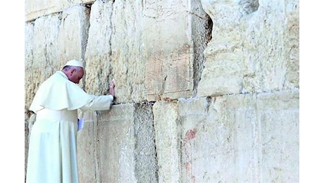 Il Papa: «Indagare se a Gaza c'è genocidio». Smentito Matteo Bruni