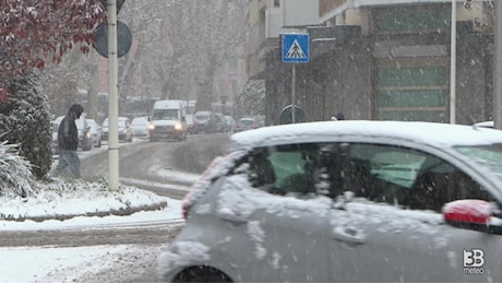 Meteo. Aosta ore 13.30, continua a scendere la neve. Video