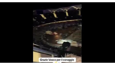 Proposta di matrimonio al concerto di Vasco a Bari: il video fa impazzire il web
