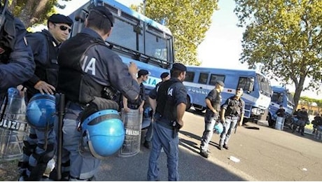 Derby notturno, via ai controlli vicino allo stadio: quattro zone di sicurezza attorno all’Olimpico