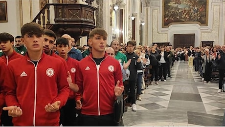 Foggia si ritrova in cattedrale per i tre ragazzi morti nell’incidente dopo la partita. Il vescovo: “Un grande dolore ma ora dobbiamo sostenerci”