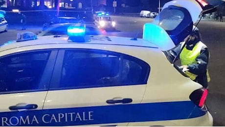 Roma, investe mortalmente un pedone e poi urta bus sulla Salaria