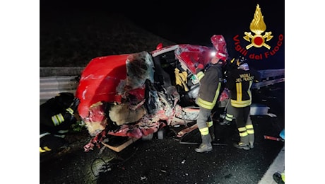 Incidente mortale autostrada A1, tir investe auto sulla corsia di emergenza, morto un 50enne romano