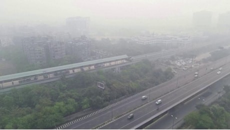 India: lo smog a New Delhi 60 volte i limiti Oms, scuole chiuse. Le immagini dal drone