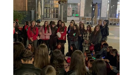 Fans in piazza a Varese per ricordare Liam Payne degli One Direction