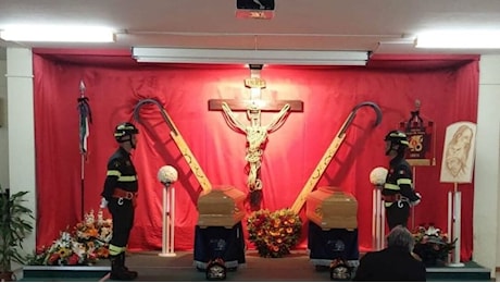 I due vigili del fuoco morti per annegamento: dopo le autopsie aperta la camera ardente. Oggi lutto cittadino