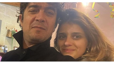 Riccardo Scamarcio e la reazione di Benedetta Porcaroli dopo la figuraccia da maschilista a Belve: non mi distraete che sto stirando