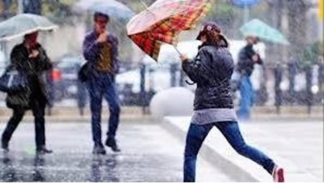 Maltempo in Toscana, vento forte sulla costa: oltre 120 km/h. Chiuso porto di Livorno