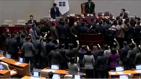 Corea del Sud: proteste in aula per l'impeachment del presidente ad interim