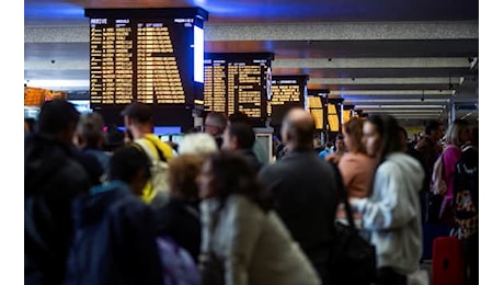 Caos treni, cosa è successo: il chiodo sui cavi, il mancato allarme e le accuse a Salvini