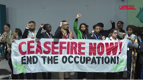 VIDEO Cop29, attivisti in protesta a Baku chiedono il cessate il fuoco a Gaza