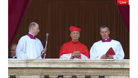 'Habemus papam', il nuovo papa è Robert Prevos: l'annuncio del cardinale Mamberti al balcone. VIDEO