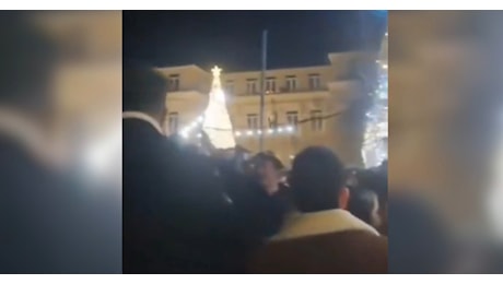 Saluto romano e “Faccetta nera” in piazza a Lauria la notte di Natale, la denuncia: “Non è goliardia ma apologia di fascismo”