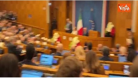 L’applauso dei giornalisti per Cecilia Sala alla conferenza stampa di Meloni a Montecitorio