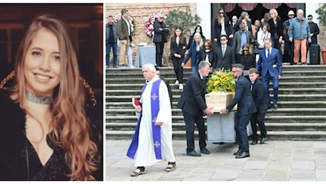 Chiara Jaconis, il fidanzato: «Sei stata una fortuna, rifarei tutto». Duemila persone al funerale della 30enne uccisa a Napoli da una statuetta