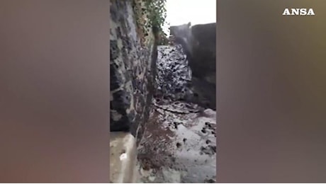 Maltempo in Sicilia, un fiume di acqua e fango invade il borgo di Ginostra a Stromboli