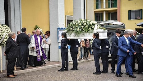 Strage di Paderno Dugnano, uno sconosciuto entra in chiesa e interrompe i funerali: ecco cosa è successo