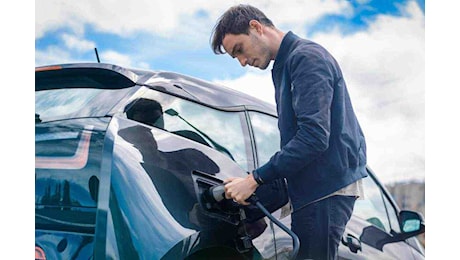 Auto elettriche, arriva la mossa disperata: la trovata per provare a salvare il mercato dell’auto, ecco cosa serve