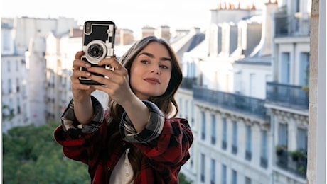 È Emily in Paris mania: prodotti, gadget e trend per vivere da protagonista la serie