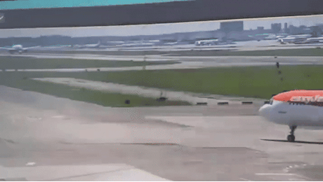 Milano Malpensa, l'aereo in decollo urta la pista per centinaia di metri: «Rischio grave, ecco cosa può essere successo»