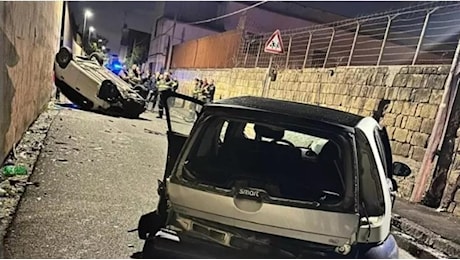 Napoli, incidente stradale e l'auto si ribalta: morta ragazza di 19 anni