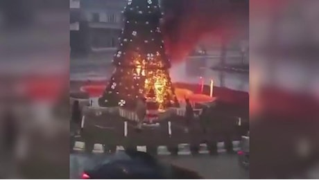 Siria, tensione tra gruppi religiosi: jhiadisti bruciano un albero di natale a Hama. La protesta dei cristiani