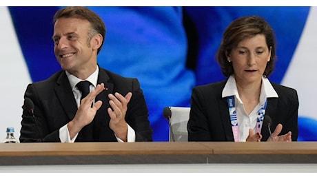 Parigi 2024, il bacio affettuoso tra Macron e la ministra dello Sport Oudéa-Castéra. Scoppia la polemica