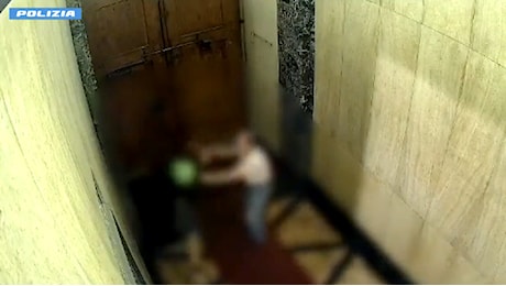Brutale rapina a Milano: pedina moglie e marito per un'ora, poi li picchia nel palazzo. Video