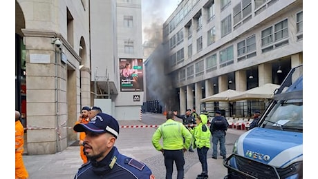 Incendio a Milano, fiamme da una griglia sotterranea vicino al Duomo: colonna di fumo