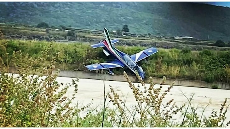 Frecce tricolori, incidente a Pantelleria: tre aerei coinvolti, un pilota ferito - Leggo.it Frecce tricolori, incidente a Pantelleria: tre aerei coinvolti, un pilota ferito - Leggo.it