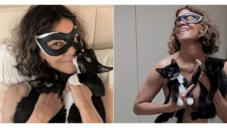 Halle Berry di nuovo Catwoman, ma senza tutina: la posa hot con i suoi gattini infiamma i social