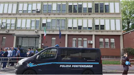 Sedicenne spara sullo scuolabus e colpisce un 17enne alla bocca, arrestato