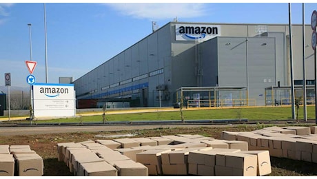 Amazon Italia, sequestrati 120 milioni: «Non versati i contributi ai lavoratori, controlla con software i corrieri assunti da altri»