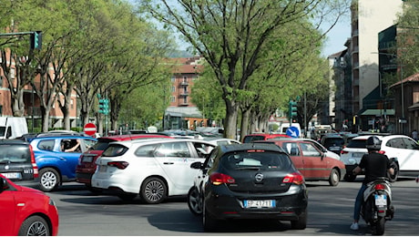 Addio bollo gratis in Piemonte per chi compra auto ibride: si pagherà il 50%. La giunta: “Puntiamo sull’auto elettrica”