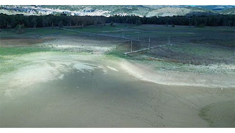 Il lago di Piana degli Albanesi cambia volto: il bacino siciliano prosciugato dalla siccità