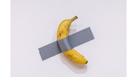 La banana di Maurizio Cattelan venduta all’asta per oltre 6 milioni: cosa ne farà l’acquirente