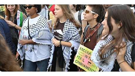 Milano, Greta in piazza con la kefiah mischia Palestina, indios e clima